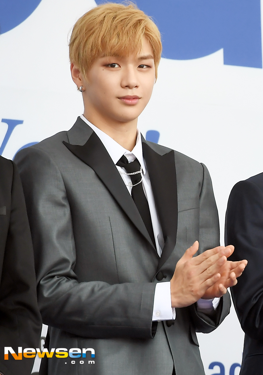 The 2018 Soribada Best K Music Awards (2018 SORIBADA BEST K - MUSIC AWARDS, hereinafter 2018 SOBA) RED carpet was held at the Olympic Park Gymnastics Stadium in Songpa-gu, Seoul on the afternoon of August 30.Wanna One (Daniel, Park Jihoon, Lee Dae-hwi, Kim Jae-hwan, Ong Sung-woo, Park Woo-jin, Rai Kwan-lin, Yoon Ji-sung, Hwang Min-hyun, Bae Jin-young and Ha Sung-woon) attended the ceremony.2018 Soribada Awards Winner▲ Soribada target = BTS▲ Sound Sources = TWICE▲ Bonus: Wanna One, Mamamu, NCT127, Red Puberty, TWICE, NUESTW, Monstar, Momoland, AOA, REDVelvet, BTSSpecial Award - Shinhan Ryu World Social Award = BTS▲ Special Prize - Shinhan Ryu Male Popular Award = Wanna OneSpecial Award - Shinhan Ryu Women`s Popularity Award = Mamamu▲ Special Prize - Shinhan Ryu OST Award = Jung Se-woonSpecial Prize - Shinhan Ryu The Artist Award = REDVelvet, MonstarSpecial Award - Shinhan Ryu netizen popular award = ExoSpecial Award - Shinhan Ryu Overseas Entertainer Award = 7SENSES▲ Special Award - Shinhan Ryu Music Star Award = Cheongha, U & BSpecial Prize - Shinhan R & BThe Artist Award = Crush▲ Special Prize - Shinhan Ryu Hot Star Award = Hyungseop X Woong, YDPPSpecial Prize - Shinhan Ryu Icon Prize = NUESTW▲ Special Prize - Shinhan Ryu Queen of Trend Award - Seo In-youngSpecial Award - Shinhan Ryu The Artist Award = Winner Song Min-hoSpecial Award - Shinhan Ryu Social Voice Award = Seojay▲ Special Prize - Shinhan Ryu Voice Award = Wheesung, Gilgubong-gu▲ Special Prize - Shinhan Ryu Trotstar Award = Tae Jin-ah, Hong Jin-young▲ Special Award - Shinhan Ryu Performance Award = Samuel, Dia▲ Special Prize - Shinhan Ryu Trot Rookie Prize = Gangnam, Seol Hae-yoon▲ Special Prize - Shinhan Ryu Rookie Award = The Boys, Stray Kids, Nature, Eyes▲ Special Award - Shinhan Ryu Music Video Director Award - Hong Won-ki▲ Special Award - Shinhan Ryu Producer Award - Kim Do-hoonJung Yoo-jin