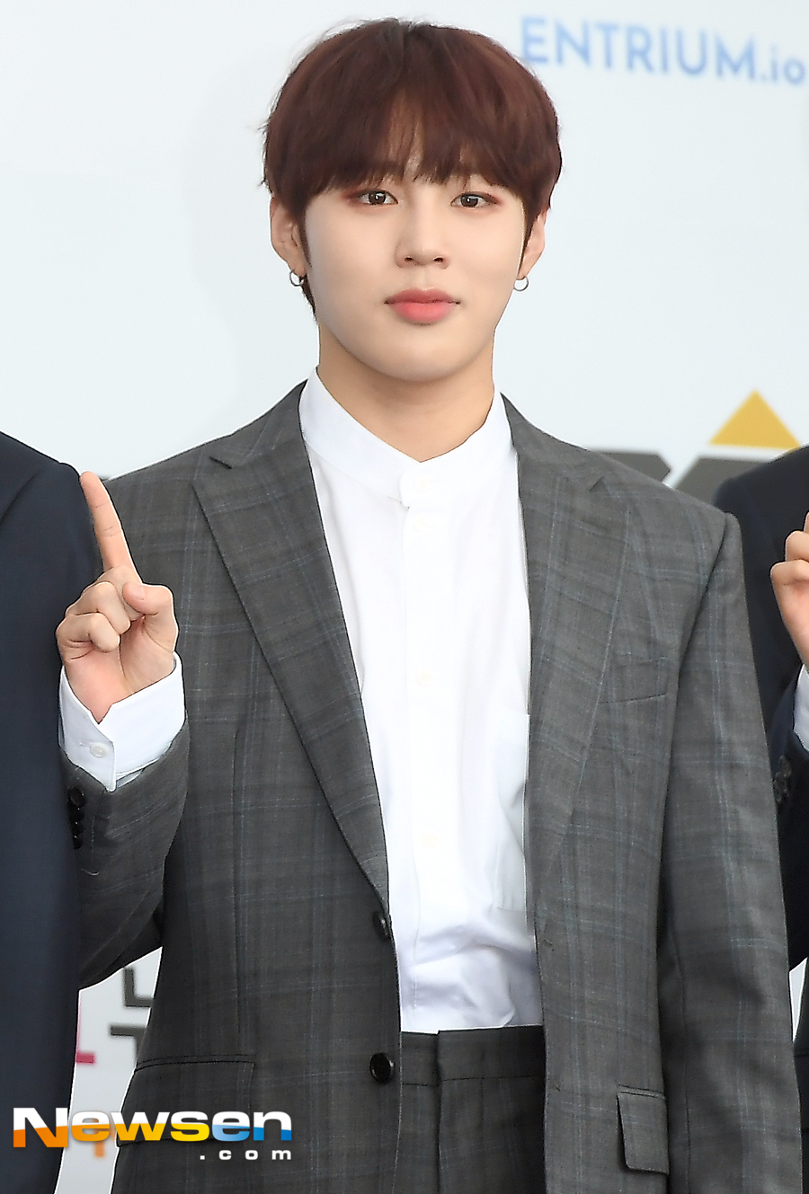 The 2018 Soribada Best K Music Awards (2018 SORIBADA BEST K - MUSIC AWARDS, hereinafter 2018 SOBA) RED carpet was held at the Olympic Park Gymnastics Stadium in Songpa-gu, Seoul on the afternoon of August 30.Wanna One (Gang Daniel, Park Jihoon, Lee Dae-hwi, Kim Jae-hwan, Ong Sung-woo, Park Woo-jin, Ry Kwan-rin, Yoon Ji-sung, Hwang Min-hyun, Bae Jin-young and Ha Sung-woon) attended the ceremony.2018 Soribada Awards Winner▲ Soribada target = BTS▲ Sound Sources = TWICE▲ Bonus: Wanna One, Mamamu, NCT127, Red Puberty, TWICE, NUESTW, Monstar, Momoland, AOA, REDVelvet, BTSSpecial Award - Shinhan Ryu World Social Award = BTS▲ Special Prize - Shinhan Ryu Male Popular Award = Wanna OneSpecial Award - Shinhan Ryu Women`s Popularity Award = Mamamu▲ Special Prize - Shinhan Ryu OST Award = Jung Se-woonSpecial Prize - Shinhan Ryu The Artist Award = REDVelvet, MonstarSpecial Award - Shinhan Ryu netizen popular award = ExoSpecial Award - Shinhan Ryu Overseas Entertainer Award = 7SENSES▲ Special Award - Shinhan Ryu Music Star Award = Cheongha, U & BSpecial Prize - Shinhan R & BThe Artist Award = Crush▲ Special Prize - Shinhan Ryu Hot Star Award = Hyungseop X Woong, YDPPSpecial Prize - Shinhan Ryu Icon Prize = NUESTW▲ Special Prize - Shinhan Ryu Queen of Trend Award - Seo In-youngSpecial Award - Shinhan Ryu The Artist Award = Winner Song Min-hoSpecial Award - Shinhan Ryu Social Voice Award = Seojay▲ Special Prize - Shinhan Ryu Voice Award = Wheesung, Gilgubong-gu▲ Special Prize - Shinhan Ryu Trotstar Award = Tae Jin-ah, Hong Jin-young▲ Special Award - Shinhan Ryu Performance Award = Samuel, Dia▲ Special Prize - Shinhan Ryu Trot Rookie Prize = Gangnam, Seol Hae-yoon▲ Special Prize - Shinhan Ryu Rookie Award = The Boys, Stray Kids, Nature, Eyes▲ Special Award - Shinhan Ryu Music Video Director Award - Hong Won-ki▲ Special Award - Shinhan Ryu Producer Award - Kim Do-hoonJung Yoo-jin