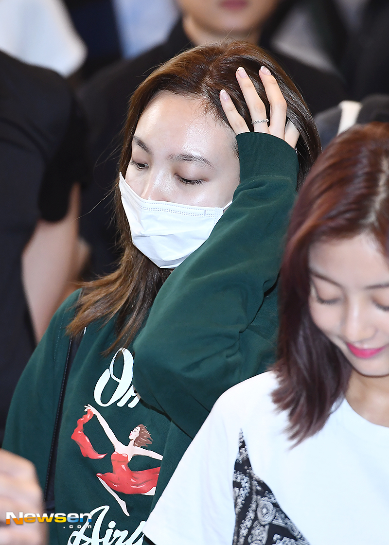 Group TWICE departed for Japan Tokyo on August 31 at the Tokyo Girls Collection, showing airport fashion through Gimpo International Airport.On this day, Nayeon (Nayeon, Jung Yeon, Momo, Sana, Jihyo, Mina, Dahyun, Chae Young and Tsuwi) is heading to the departure hall.yun da-hee