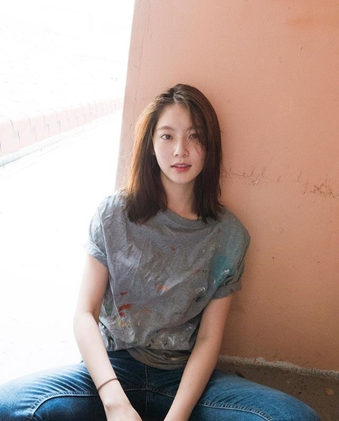 Actor Gong Seung-yeon flaunted her innocent lookGong Seung-yeon posted a picture on his Instagram on August 31.The picture showed a Gong Seung-yeon in jeans and a gray T-shirt, which also showed a clean charm to his comfortable outfit and bustling hair.Gong Seung-yeons blemishes-free skin and a dreamy brown eye make the neat beautiful look even more prominent.The fans who responded to the photos responded It is so beautiful, Did you play the water? And It is pretty.delay stock