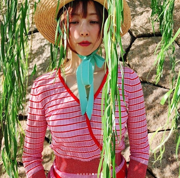 Seo Jin-Hee, daughter Seo Dong-jus Japan travel shot Im in my 20s, not 57 Broadcaster Seo Jeong-Hee has released a photo of Japan Fukuoka Prefecture, which she left with her daughter Seo Dong-ju.Seo Jin-Hee wrote on his Instagram on August 31, Japan Fukuoka Prefecture.Dongju took a picture in front of Hotel. The picture featured a figure of Seo Jeong-Hee in a pink dress; Seo Jeong-Hee added a pure charm with a straw hat.The 57-year-old is incredible, with the firm skin and distinctive features of Seo Jin-Hee.The fans who responded to the photos responded, I do not think it is like this if there is an angel?, I think it will come out of the movie, Model fit still looks like a picture.delay stock