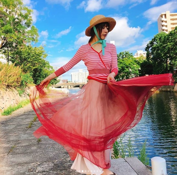 Seo Jin-Hee, daughter Seo Dong-jus Japan travel shot Im in my 20s, not 57 Broadcaster Seo Jeong-Hee has released a photo of Japan Fukuoka Prefecture, which she left with her daughter Seo Dong-ju.Seo Jin-Hee wrote on his Instagram on August 31, Japan Fukuoka Prefecture.Dongju took a picture in front of Hotel. The picture featured a figure of Seo Jeong-Hee in a pink dress; Seo Jeong-Hee added a pure charm with a straw hat.The 57-year-old is incredible, with the firm skin and distinctive features of Seo Jin-Hee.The fans who responded to the photos responded, I do not think it is like this if there is an angel?, I think it will come out of the movie, Model fit still looks like a picture.delay stock