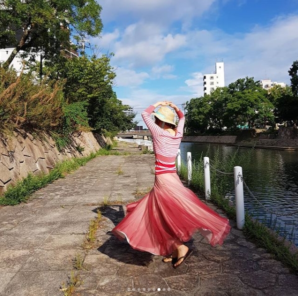 Broadcaster Seo Jeong-Hee has released a photo of Japan Fukuoka Prefecture, which she left with her daughter Seo Dong-ju.Seo Jin-Hee wrote on his Instagram on August 31, Japan Fukuoka Prefecture.Dongju took a picture in front of Hotel. The picture featured a figure of Seo Jeong-Hee in a pink dress; Seo Jeong-Hee added a pure charm with a straw hat.The 57-year-old is incredible, with the firm skin and distinctive features of Seo Jin-Hee.The fans who responded to the photos responded, I do not think it is like this if there is an angel?, I think it will come out of the movie, Model fit still looks like a picture.delay stock
