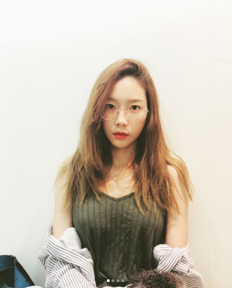 Taeyeon, the leader of the group Girls Generation, showed off her Beautiful looks during the show.Taeyeon posted a picture on August 31 with a rainbow emoticon on his instagram.The photo shows Taeyeon wearing round glasses, and Taeyeon is showing off her innocent Beautiful looks even with her rusty hair.The fans who responded to the photos responded, It seems to be pretty, it is a goddess, It is really pretty, and It seems to be hit by my sisters Beautiful looks.delay stock