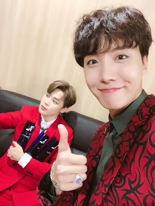 Bulletproof Boydan Thank you for the Sound Sea and the three gold medals, The Bulletproof Boy team showed the joy of winning three gold medals at the 2018 Sound Sea Awards.The Bulletproof Boy Group won the Grand Prize, Shinhan Ryu World Social Artist Award, and the main prize at the 2018 Soribada Awards held at the Olympic Park Gymnastics Stadium in Songpa-gu, Seoul on the 30th.I hope you will know that those who made the seven boys special that I believed were not special are those who watch the awards ceremony.I hope that the special experience of receiving the grand prize during the activity will be a little more special in your life. I have a lot of happy things these days, thank the staff for letting me stand here and thank Ami once again, he said.Since then, the Bulletproof Boy has expressed gratitude to Ami through the official SNS.RM posted a selfie photo with a unique aura with the article I am so happy ~ Thank you.Jimin said, Thank you for giving me a big prize from the first day of the activity, I was really happy today and I will try my best to do the rest of the activity Thank You!# JIMIN # We are awarded and posted a picture taken with a trophy.Jay Hop also thanked his fans for saying, Thank you for my arm. He also smiles brightly next to Jimin, who takes a trophy and takes a picture.Sugar posted a warm selfie, Thank you, Ami!!!!! at Muvin.bulletproof Boydan SNS