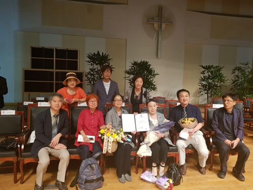 김수영 시인의 연세대 명예졸업식에 참석한 김현경 여사 (서울=연합뉴스) 김철선 기자 = 31일 서울 서대문구 연세대 대강당에서 열린 연세대 학위수여식에서 고(故) 김수영 시인의 부인 김현경(앞줄 오른쪽 세 번째) 여사가 시인의 명예졸업증서를 대리 수여해 기념촬영하고 있다. 김수영의 첫째 여동생 김수명(앞줄 오른쪽 네 번째) 여사, 막내 여동생 김송자(뒷줄 오른쪽) 여사도 참석했다. 2018.8.31  ironline@yna.co.kr