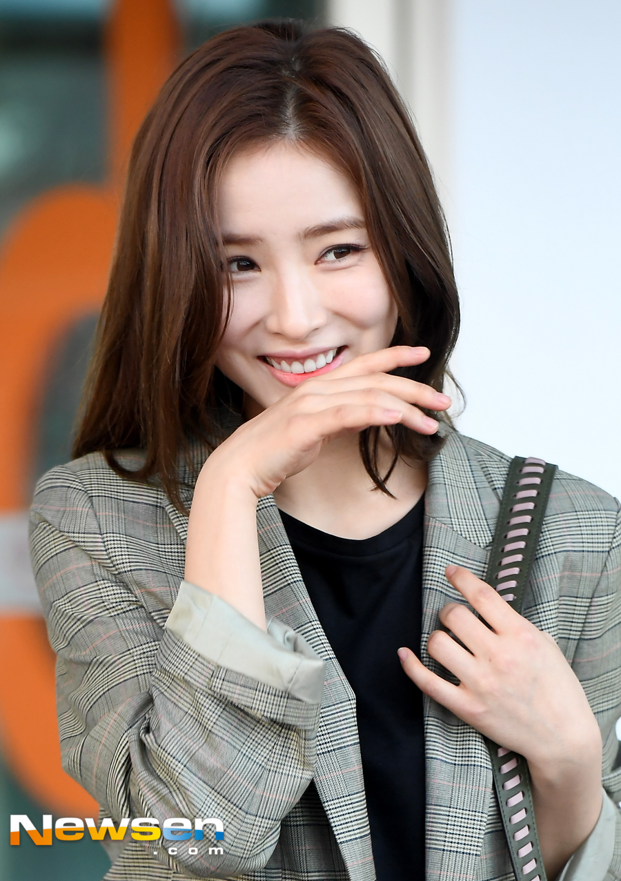 Shin Se-kyungs Laughing on the Way Out Actor Shin Se Kyung took an entertainment program on September 1 and left for Paris, France through the Terminal #2 at Incheon International Airport.Shin Se-kyung poses on the day.Jung Yoo-jin