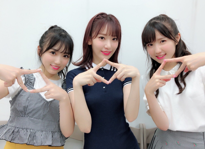 ProDeuce 48 project group Aizone (IZONE) Japan members united in one place.Honda Hitomi and Yabuki Nako, who were selected as final members of Aizwon, posted a picture taken with Miyawaki Sakura on their personal SNS on August 31st.The three people in the photo celebrate the final member selection with a hand sign and V pose symbolizing Mnet ProDeuce 48.Thank you all for watching ProDeuce 48 so far, said Honda Hitomi. I am really happy to make my debut. I will work hard.Nako Yabuki also said, Thank you for watching ProDeuce 48 so far. Im making my debut. Thanks to the national producers.Park Su-in