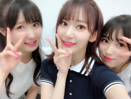 ProDeuce 48 project group Aizone (IZONE) Japan members united in one place.Honda Hitomi and Yabuki Nako, who were selected as final members of Aizwon, posted a picture taken with Miyawaki Sakura on their personal SNS on August 31st.The three people in the photo celebrate the final member selection with a hand sign and V pose symbolizing Mnet ProDeuce 48.Thank you all for watching ProDeuce 48 so far, said Honda Hitomi. I am really happy to make my debut. I will work hard.Nako Yabuki also said, Thank you for watching ProDeuce 48 so far. Im making my debut. Thanks to the national producers.Park Su-in