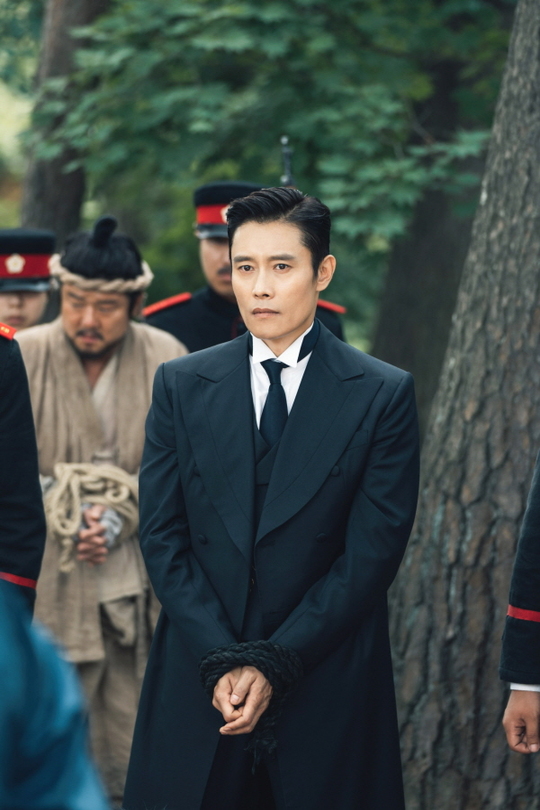 Lee Byung-hun tied to a gunboatTVNs Saturday drama Mr. Shene (played by Kim Eun-sook/directed by Lee Eung-bok) released a scene on September 1 where Lee Byung-hun was suddenly surrounded and dragged somewhere.Eugene (Lee Byung-hun), who was eating Gukbap, entered the deep mountains with his hands wrapped in a gunboat after being arrested by the general officers of the committee.Eugene, who was confused by the unexpected situation, is raising his curiosity with a more anxious look after witnessing someone.Lee Byung-hun had to express his emotions in a short moment in the scene of arresting the gun with his eyes.Eugene, whose hands are tied to the gunboat, is shocked by the sudden situation, and after being embarrassed, he is worried about his face and eyes, and he is able to fully digest the expression and eyes.minjee Lee