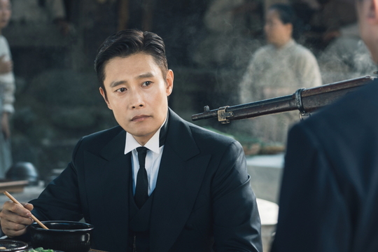 Lee Byung-hun tied to a gunboatTVNs Saturday drama Mr. Shene (played by Kim Eun-sook/directed by Lee Eung-bok) released a scene on September 1 where Lee Byung-hun was suddenly surrounded and dragged somewhere.Eugene (Lee Byung-hun), who was eating Gukbap, entered the deep mountains with his hands wrapped in a gunboat after being arrested by the general officers of the committee.Eugene, who was confused by the unexpected situation, is raising his curiosity with a more anxious look after witnessing someone.Lee Byung-hun had to express his emotions in a short moment in the scene of arresting the gun with his eyes.Eugene, whose hands are tied to the gunboat, is shocked by the sudden situation, and after being embarrassed, he is worried about his face and eyes, and he is able to fully digest the expression and eyes.minjee Lee