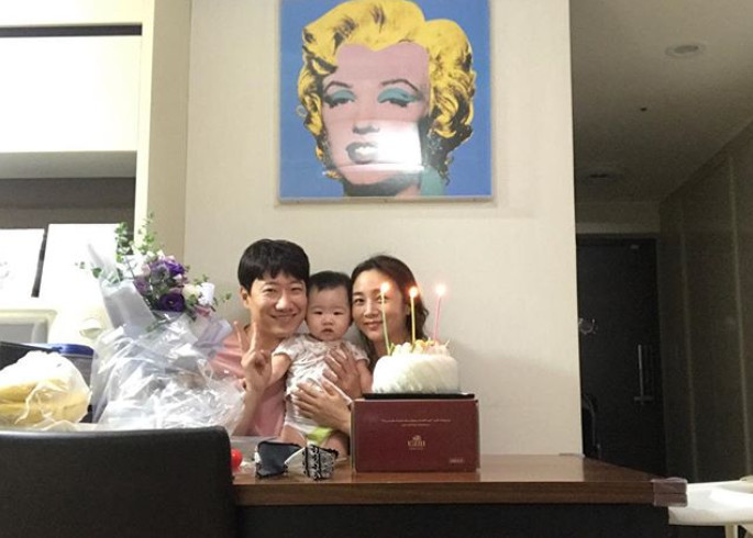 Daeun Jeong announcer reveals birthday party with husband and daughterDaeun Jeong is my first birthday to be the first of our three families to hit on his Instagram account on August 31.I didnt get out of the way, but my husband, Ayun and Marilyn Monroe congratulated me.I liked the stupid self-portrait I took on the table chair. The picture shows three families smiling brightly in front of the cake, and the expression of their happy mother and father, Ayun, is warm.sulphur-su-yeon
