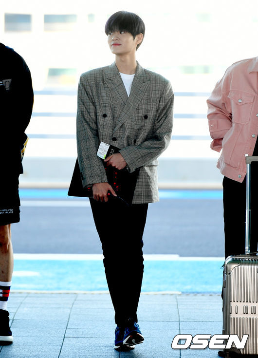 Group Wanna One is leaving for the Philippines through the Terminal #2 of Incheon International Airport on the morning of the first day of overseas schedule.Wanna Ones Lee Dae-hwi is headed to the departure hall.