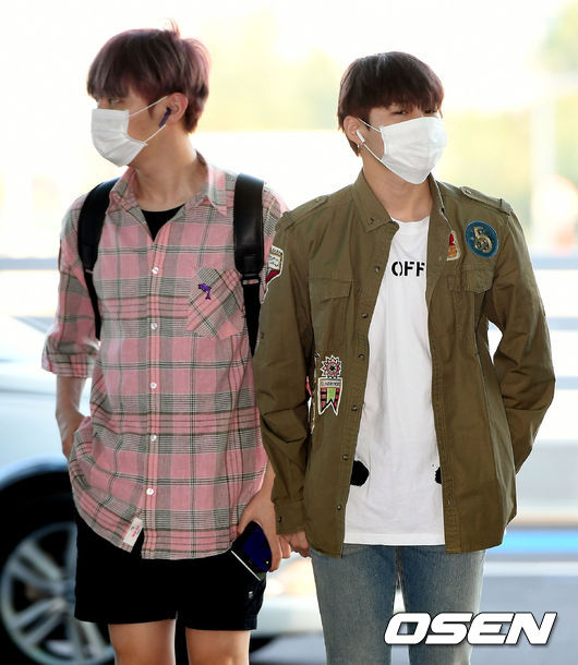 Group Wanna One is leaving for the Philippines through the Terminal #2 of Incheon International Airport on the morning of the first day of overseas schedule.Wanna One Yoon Ji-sung and Ha Sung-woon are heading to the departure hall.