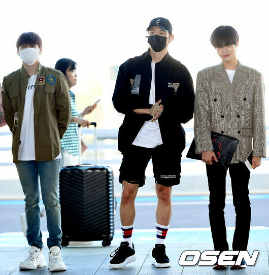 Group Wanna One is leaving for the Philippines through the Terminal #2 of Incheon International Airport on the morning of the first day of overseas schedule.Wanna One Ha Sung-woon, Kang Daniel and Lee Dae-hwi are heading to the departure hall.