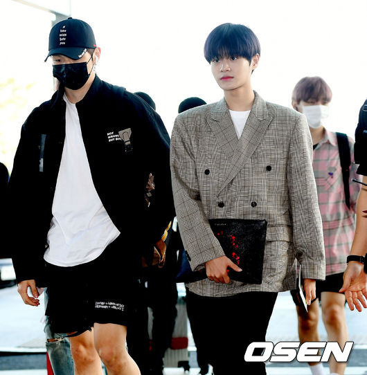 Group Wanna One is leaving for the Philippines through the Terminal #2 of Incheon International Airport on the morning of the first day of overseas schedule.Wanna One, Kang Daniel and Lee Dae-hwi are heading to the departure hall.