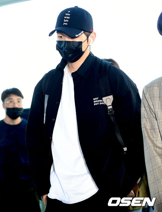 Group Wanna One is leaving for the Philippines through the Terminal #2 of Incheon International Airport on the morning of the first day of overseas schedule.Wanna Ones Kang Daniel is heading to the departure hall.