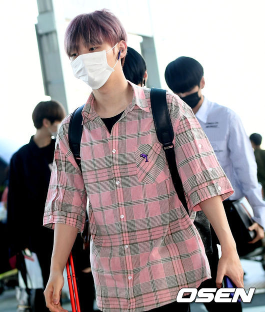 Group Wanna One is leaving for the Philippines through the Terminal #2 of Incheon International Airport on the morning of the first day of overseas schedule.Wanna Ones Yoon Ji-sung is heading to the departure hall.