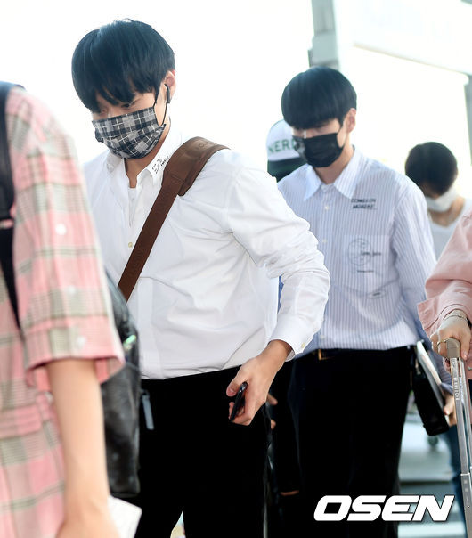 Group Wanna One is leaving for the Philippines through the Terminal #2 of Incheon International Airport on the morning of the first day of overseas schedule.Wanna One Park Jihoon is heading to the departure hall.