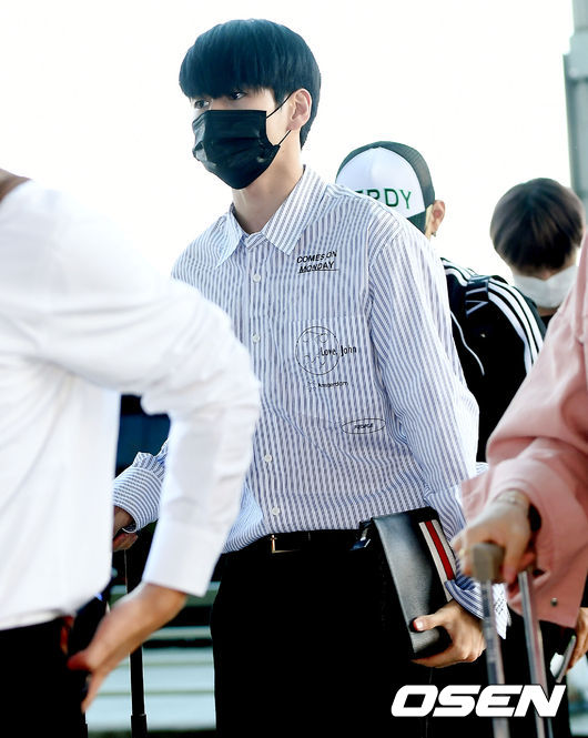 Group Wanna One is leaving for Philippines via the Incheon International Airport Terminal #2 on the morning of the first day of attending overseas schedule.Wanna One Ong Seong-wu heads to the departure hall