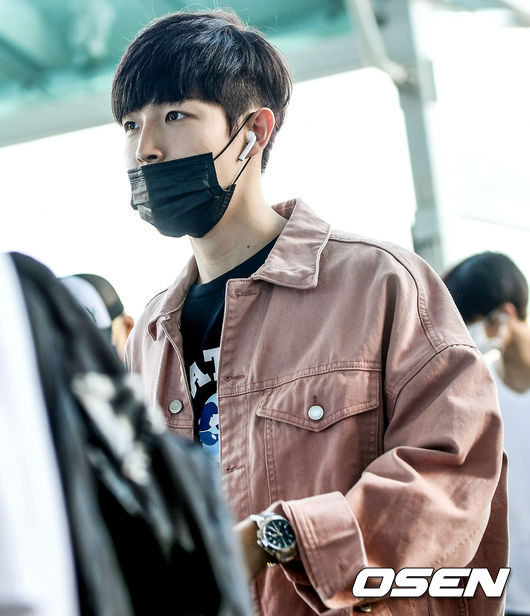 Group Wanna One is leaving for the Philippines through the Terminal #2 of Incheon International Airport on the morning of the first day of overseas schedule.Wanna Ones Kim Jae-hwan is headed to the departure hall.