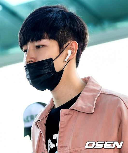 Group Wanna One is leaving for the Philippines through the Terminal #2 of Incheon International Airport on the morning of the first day of overseas schedule.Wanna Ones Kim Jae-hwan is headed to the departure hall.