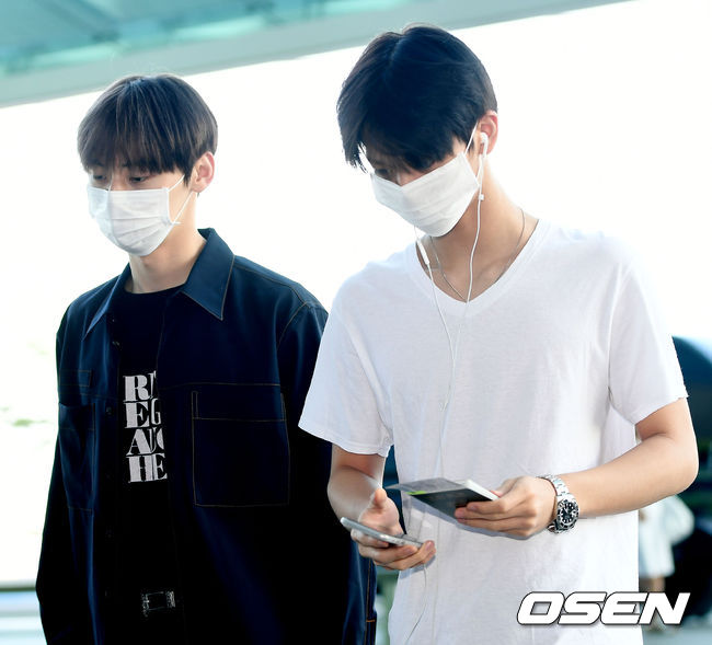 Group Wanna One is leaving for Philippines via the Incheon International Airport Terminal #2 on the morning of the first day of attending overseas schedule.Wanna One Hwang Min-hyun and Bae Jin Young are heading to the departure hall.