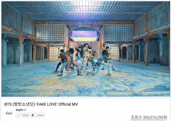 Group BTS FAKE LOVE Music Video has exceeded 300 million views.FAKE LOVE Music Video, the title song of LOVE YOURSELF Tear released in May, exceeded 300 million YouTube views at 6:07 pm on the 1st.As a result, BTS will have a total of 6 300 million view music videos including DNA and Burning including Discard and Burning Tears, MIC Drop remixes, and FAKE LOVE.This is the highest record of Korean singers.FAKE LOVE Music Video expressed the emotions of dark farewell in various ways based on the realization that love that I thought was fate was a lie.BTS intense and perfect performance and sensual and sophisticated visual beauty are added to the colorful set, giving a different attraction.In addition, BTS has a total of four 100 million view music videos including Not Today, Save ME, Sang Man, and a total of three 200 million view music videos including Spring Day, Danger, I NEED U and Hormone War.Photo: Big Hit Entertainment