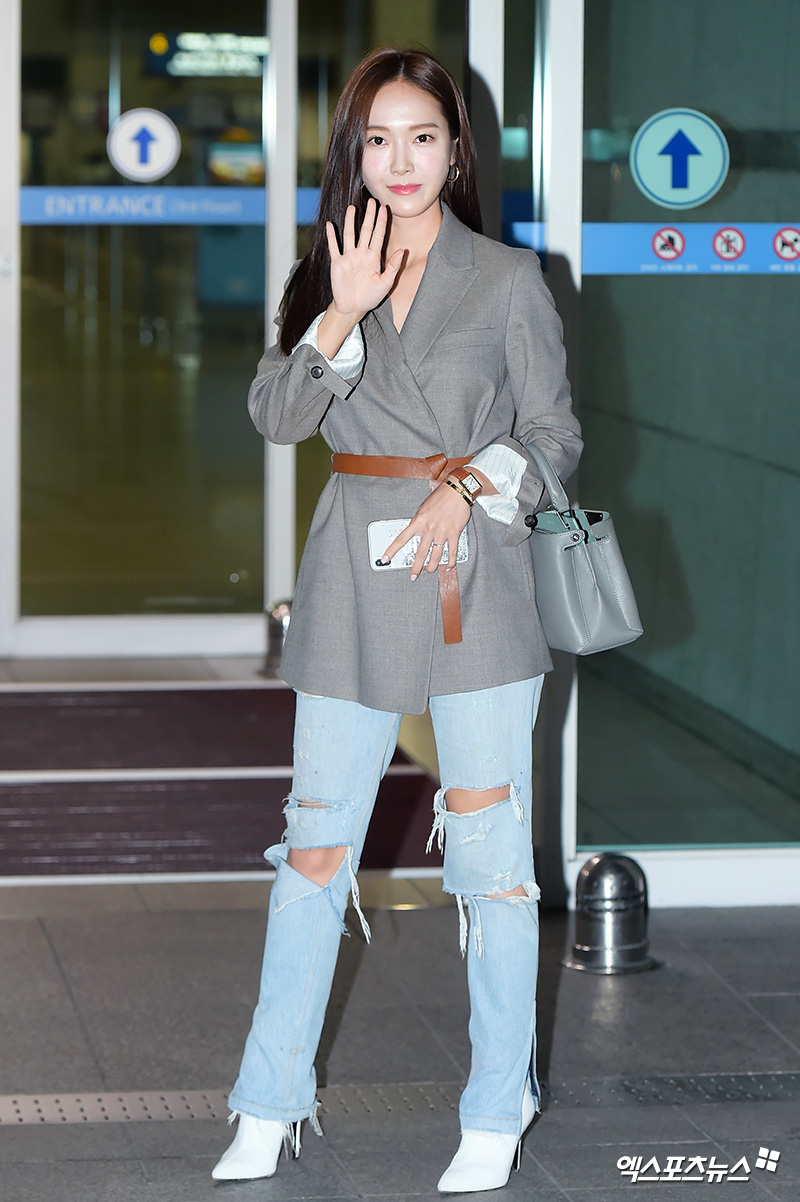 On the afternoon of the afternoon, Singer Jessica is leaving the Incheon International Airport Terminal 1 on a schedule overseas.