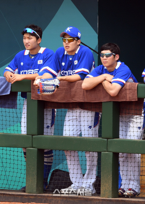 ‘2018 아시안게임’ 야구 슈퍼라운드 한국과 일본의 경기가 30일 인도네시아 자카르타 켈로라 붕 카르노(GBK) 야구장에서 열렸다. 박해민, 임찬규, 오지환(왼쪽부터)이 경기를 지켜보고 있다. 자카르타(인도네시아) | 최승섭기자 thunder@sportsseoul.com