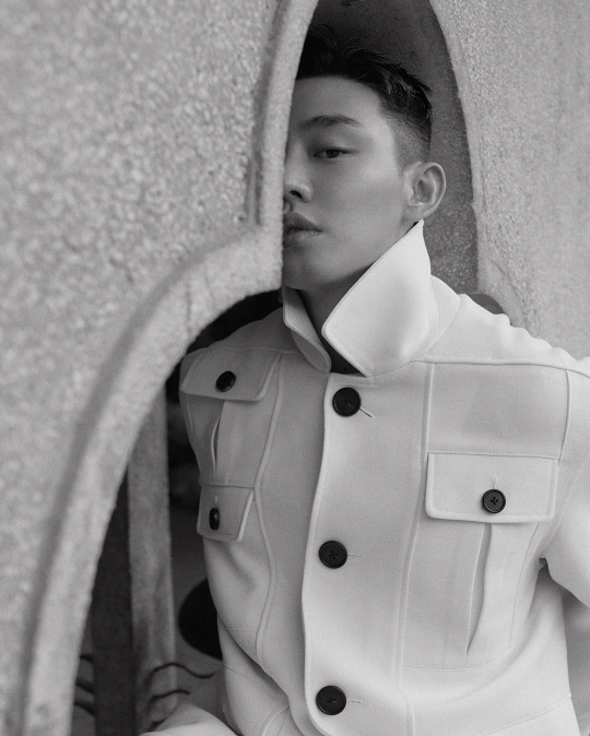 Actor Yoo Ah-in has graced the cover of China Fashion Magazine.Photographer Kim Jae Hoon recently posted a picture of Yoo Ah-in on his Instagram as a cover model of the Chinese fashion magazine Shu Grazia.The picture shows his unique atmosphere. The charm of Yoo Ah-in, which has all the pure boyhood and charismatic manhood, has also been emitted from this picture.In addition, Yoo Ah-in has enhanced the perfection of the picture with intense eyes and personality pose.Meanwhile, Yoo Ah-in is about to release the movie National Bankruptcy Day.
