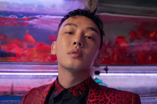 Actor Yoo Ah-in has graced the cover of China Fashion Magazine.Photographer Kim Jae Hoon recently posted a picture of Yoo Ah-in on his Instagram as a cover model of the Chinese fashion magazine Shu Grazia.The picture shows his unique atmosphere. The charm of Yoo Ah-in, which has all the pure boyhood and charismatic manhood, has also been emitted from this picture.In addition, Yoo Ah-in has enhanced the perfection of the picture with intense eyes and personality pose.Meanwhile, Yoo Ah-in is about to release the movie National Bankruptcy Day.