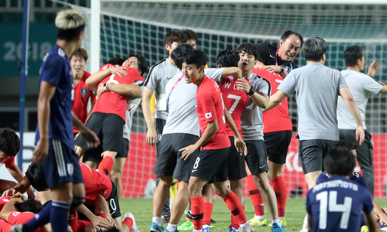 결승전 종료와 함께 아시안게임 남자축구 우승이 확정되자 우리 선수단이 환호하고 있다. 김성룡 기자