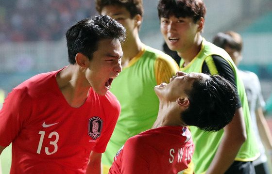 이승우(오른쪽)가 결승전 연장 전반 선제골 직후 동료 수비수 조유민과 포효하고 있다. 김성룡 기자