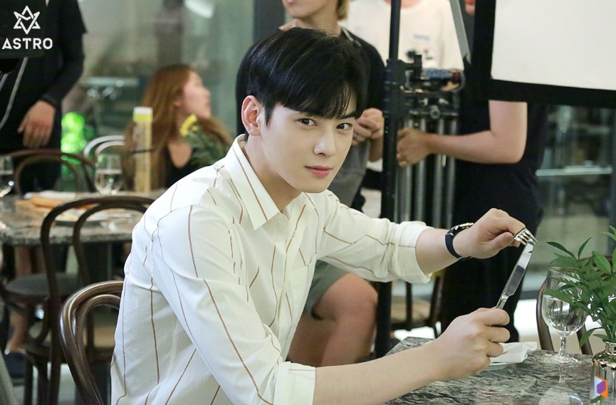 JTBCs Lamar Jackson My ID is My ID is Gangnam Beauty shooting behind the group Astro member and actor Cha Eun-woo was released.Cha Eun-woos agency Fantasy Os official blog posted an article entitled My ID is Gangnam Beauty shooting scene behind the scenes and several photos on September 1.The official blog reads, My ID is My ID is Gangnam Beauty, JTBCs main character, who is exploding even if he hears only three letters, is Cha Eun-woo, who transformed into a perfect figure in the cold-blooded Nam Kyung-seok! was posted.In the photo, My ID is My ID is Gangnam Beauty is taken by Cha Eun-woo who is engaged in shooting.Cha Eun-woo is stylishly digesting from casual Campus look to neat Curator attire.Cha Eun-woos dazzling visuals staring at the camera catch the eye, and another photo of Cha Eun-woo, who hasnt put the script out of his hand, is also attractive.Fans who responded to the photos responded such as I do not think I am a real person, I am good at acting, I will wear out our Jung Eun-woo script that works hard and I am beautiful today.delay stock
