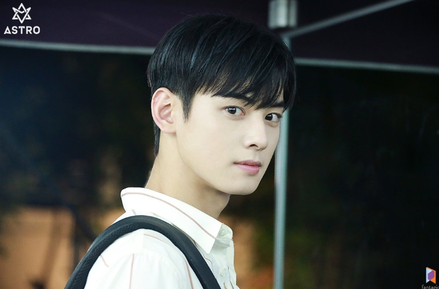 JTBCs Lamar Jackson My ID is My ID is Gangnam Beauty shooting behind the group Astro member and actor Cha Eun-woo was released.Cha Eun-woos agency Fantasy Os official blog posted an article entitled My ID is Gangnam Beauty shooting scene behind the scenes and several photos on September 1.The official blog reads, My ID is My ID is Gangnam Beauty, JTBCs main character, who is exploding even if he hears only three letters, is Cha Eun-woo, who transformed into a perfect figure in the cold-blooded Nam Kyung-seok! was posted.In the photo, My ID is My ID is Gangnam Beauty is taken by Cha Eun-woo who is engaged in shooting.Cha Eun-woo is stylishly digesting from casual Campus look to neat Curator attire.Cha Eun-woos dazzling visuals staring at the camera catch the eye, and another photo of Cha Eun-woo, who hasnt put the script out of his hand, is also attractive.Fans who responded to the photos responded such as I do not think I am a real person, I am good at acting, I will wear out our Jung Eun-woo script that works hard and I am beautiful today.delay stock