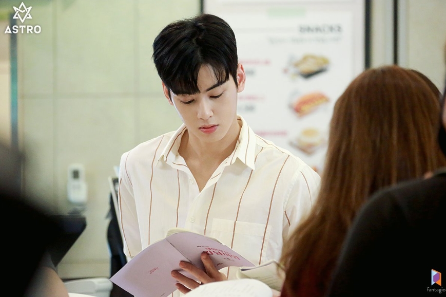 JTBCs Lamar Jackson My ID is My ID is Gangnam Beauty shooting behind the group Astro member and actor Cha Eun-woo was released.Cha Eun-woos agency Fantasy Os official blog posted an article entitled My ID is Gangnam Beauty shooting scene behind the scenes and several photos on September 1.The official blog reads, My ID is My ID is Gangnam Beauty, JTBCs main character, who is exploding even if he hears only three letters, is Cha Eun-woo, who transformed into a perfect figure in the cold-blooded Nam Kyung-seok! was posted.In the photo, My ID is My ID is Gangnam Beauty is taken by Cha Eun-woo who is engaged in shooting.Cha Eun-woo is stylishly digesting from casual Campus look to neat Curator attire.Cha Eun-woos dazzling visuals staring at the camera catch the eye, and another photo of Cha Eun-woo, who hasnt put the script out of his hand, is also attractive.Fans who responded to the photos responded such as I do not think I am a real person, I am good at acting, I will wear out our Jung Eun-woo script that works hard and I am beautiful today.delay stock