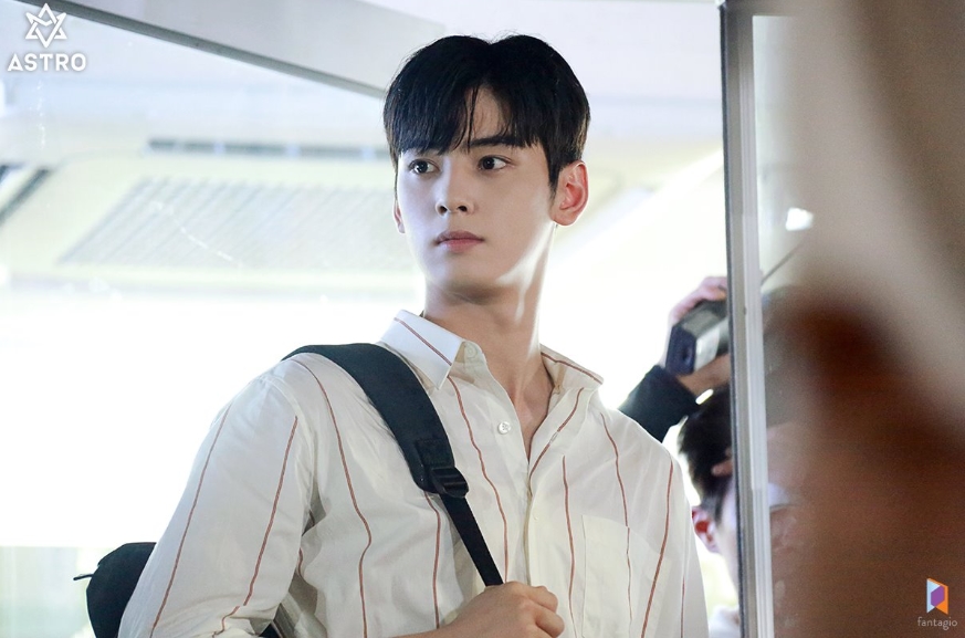 JTBCs Lamar Jackson My ID is My ID is Gangnam Beauty shooting behind the group Astro member and actor Cha Eun-woo was released.Cha Eun-woos agency Fantasy Os official blog posted an article entitled My ID is Gangnam Beauty shooting scene behind the scenes and several photos on September 1.The official blog reads, My ID is My ID is Gangnam Beauty, JTBCs main character, who is exploding even if he hears only three letters, is Cha Eun-woo, who transformed into a perfect figure in the cold-blooded Nam Kyung-seok! was posted.In the photo, My ID is My ID is Gangnam Beauty is taken by Cha Eun-woo who is engaged in shooting.Cha Eun-woo is stylishly digesting from casual Campus look to neat Curator attire.Cha Eun-woos dazzling visuals staring at the camera catch the eye, and another photo of Cha Eun-woo, who hasnt put the script out of his hand, is also attractive.Fans who responded to the photos responded such as I do not think I am a real person, I am good at acting, I will wear out our Jung Eun-woo script that works hard and I am beautiful today.delay stock