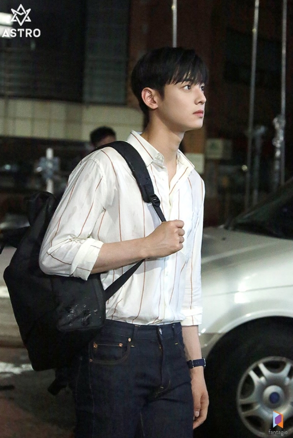 JTBCs Lamar Jackson My ID is My ID is Gangnam Beauty shooting behind the group Astro member and actor Cha Eun-woo was released.Cha Eun-woos agency Fantasy Os official blog posted an article entitled My ID is Gangnam Beauty shooting scene behind the scenes and several photos on September 1.The official blog reads, My ID is My ID is Gangnam Beauty, JTBCs main character, who is exploding even if he hears only three letters, is Cha Eun-woo, who transformed into a perfect figure in the cold-blooded Nam Kyung-seok! was posted.In the photo, My ID is My ID is Gangnam Beauty is taken by Cha Eun-woo who is engaged in shooting.Cha Eun-woo is stylishly digesting from casual Campus look to neat Curator attire.Cha Eun-woos dazzling visuals staring at the camera catch the eye, and another photo of Cha Eun-woo, who hasnt put the script out of his hand, is also attractive.Fans who responded to the photos responded such as I do not think I am a real person, I am good at acting, I will wear out our Jung Eun-woo script that works hard and I am beautiful today.delay stock