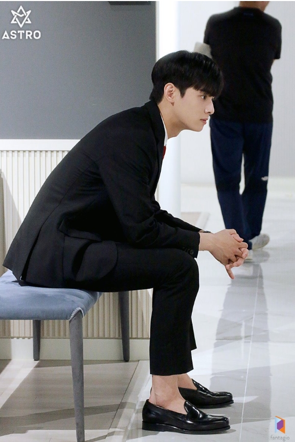 JTBCs Lamar Jackson My ID is My ID is Gangnam Beauty shooting behind the group Astro member and actor Cha Eun-woo was released.Cha Eun-woos agency Fantasy Os official blog posted an article entitled My ID is Gangnam Beauty shooting scene behind the scenes and several photos on September 1.The official blog reads, My ID is My ID is Gangnam Beauty, JTBCs main character, who is exploding even if he hears only three letters, is Cha Eun-woo, who transformed into a perfect figure in the cold-blooded Nam Kyung-seok! was posted.In the photo, My ID is My ID is Gangnam Beauty is taken by Cha Eun-woo who is engaged in shooting.Cha Eun-woo is stylishly digesting from casual Campus look to neat Curator attire.Cha Eun-woos dazzling visuals staring at the camera catch the eye, and another photo of Cha Eun-woo, who hasnt put the script out of his hand, is also attractive.Fans who responded to the photos responded such as I do not think I am a real person, I am good at acting, I will wear out our Jung Eun-woo script that works hard and I am beautiful today.delay stock
