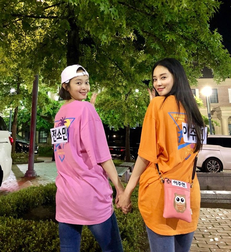 Actor Lee Joo-yeon from the group After School released a photo of SBS Running Man with Jeon So-min.Lee Joo-yeon wrote on his instagram on September 2, Running Man. Its been a while. My friend Somin. Hes broadcasting today. Please watch.I do not know the amount and posted a picture.The photo shows Lee Joo-yeon and Jeon So-min, each wearing orange and pink T-shirts, both of whom turn around and take a V-pose, staring at the camera.The refreshing beauty of Lee Joo-yeon and Jeon So-min catches the eye.The fans who responded to the photos responded such as Pretty, I will shoot my body, I like it! I will wait.delay stock