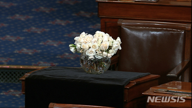【AP/뉴시스】차미례 기자 =서거한 존 매케인 상원의원의 의석 책상위를 덮은 검은 천 위에 27일(현지기간) 장미 꽃이 놓여있다.  매케인의원은 오랜 암투병 끝에 25일 81세를 일기로 사망했다.