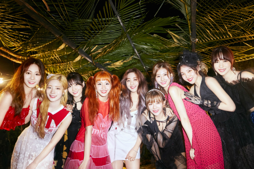 TWICE and GOT7, thank you for doing so hard.JYP Entertainment, which has surpassed SM and YG, the largest domestic agencies, and became the top market cap company, turned the ball to its artists.JYP, which had always been in the second and third place among the three companies, showed the power to take the first place in the market cap by defeating SM, the number one company in the last year.JYP recorded a market capitalization of 1.99 trillion won, making it the number one entertainer in Korea.On the 22nd of last month, he joined the 1 trillion club with a market capitalization of 1.10 trillion won, and after that, he continued to rise to the top of the domestic enterprise market in a week after exceeding 1 trillion won.JYP, which recorded the lowest price of 159.4 billion won in February last year, has grown more than six times in a year and a half.Where did this drive come from? Before the success of TWICE and GOT7, 2PM, Wonder Girls and Miss A were the key groups in JYP.2PM has been a great success, continuing large concerts in Japan as well as in Korea.However, as time went by, the members became older to go to the army, and Ok Taek-yeon joined the army last September.Since then, 2PMs complete activities have been suspended and individual activities have been started, and members are enlisted or waiting in order.Wonder Girls, a popular girl group that has been a JYP supporter for 10 years, was officially disbanded in February last year, and even Miss A was on its way to some members in December last year due to failure to renew contracts.In the meantime, JYP Sasse seemed to be leaning, but the group TWICE, which debuted in October 2015, played a big role and replaced the gap of the senior group.TWICE has started to contribute greatly to the expansion of the market since its entry into Japan in June last year, which has caused explosive box office success to rewrite the history of Korean Wave in Japan.At that time, the Japanese atmosphere was completely lulled by the Korean Wave, and it was somewhat burdensome to advance into TWICE, but this concern was only a matter of relief.TWICE even took the opportunity to become an Asia One Top Girl Group with the entry into Japan.TWICE has broken local records with songs released by Japan.Kandy Pop, released in October last year, posted 117,486 albums on the first day, making it the number one spot on the Oricon chart. This is the highest sales record ever on the day of the single release of Korean girl group in Japan.In just two days after its release, Kandy Pop broke the 350,000 pre-order volume and set a milestone in achieving three consecutive platinums. In the annual ranking of newcomers compiled by Japan Oricon, it became the first overseas woman to become the first female artist to become the Asia One Top Girl Group.In the dreadful growth of TWICE, local media also said, The popularity of TWICE in Japan is super limited.Japan fans also include three Japanese members of TWICE members, who are more interested in and supportive than other Korean Wave groups.TWICE has reached the top of the local music charts with a new song BDZ released ahead of the release of its first full-length album on December 12.JYP chief J. Y. Park continues to hit the song.GOT7 (GOT7), a global group that successfully completed the World Tour, recently contributed greatly to the expansion of the situation, and expectations for the growth of the new group Stray Kids also played a leading role.The JYP 2.0 investment briefing video released by J. Y. Park on YouTube is also believed to have given confidence to investors.