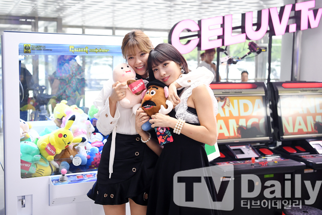 2018 Soribada Best Kei Music Awards (2018 SORIBADA BEST K-MUSIC AWARDS, hereinafter 2018 SOBA) was held at Olympic Park Gymnastics Stadium in Songpa-gu, Seoul on the afternoon of the 30th.TWICE is having a good time using waiting time.Start with a doll, lightly!Basketball is high-endIm the dance queen in this districtAnd darts!Sticker photos of the twigs calling for the owner2-person sticker photo booth in the set of twigs2018 SOBA includes idol groups such as BTS, Wanna One, TWICE, Red Velvet, New East W, AOA, Monster X, Momoland, Mamamu, NCT 127, YDPP, U & B, Hyungseop X Uung, Strakees, The Boys, Eyes, Nature, Taejina, Gangnam District, Hong Jin-young, Seol Hae-yoon, Wheesung, Seo In-young, Seo Jay, Cheongha, Samuel, Jeong Se-woon, BOL4, and Gil-gu Bong-gu attended the stage.Seven Senses, a unit of SNH48, a popular girl group in China, attended.2018 Soribada Best Kei Music Awards (2018 SORIBADA BEST K-MUSIC AWARDS