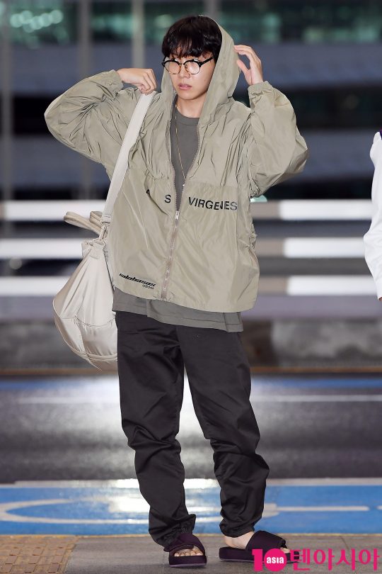 BTS Jhop Hoon and warm Group BTS J-Hop is leaving for United States of America through Incheon International Airport on the afternoon of the 3rd to attend the World Tour Love Your Self at the United States of America Los Angeles Staples Center.