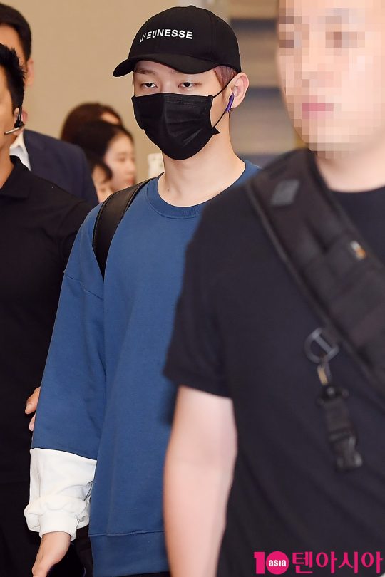 Group Wanna One Yoon Ji-sung is performing Entrance through Incheon International Airport on the afternoon of the 3rd after finishing the World Tour concert in Philippines Manila.
