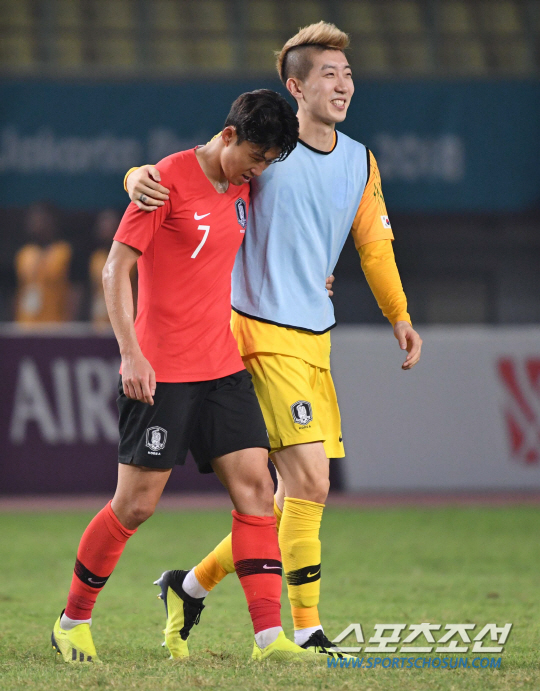 2018 자카르타-팔렘방 아시안게임 남자축구 8강 한국과 우즈베키스탄의 경기가 27일(한국시간) 인도네시아 브카시의 패트리어트 스타디움에서 스타디움에서 열렸다. 연장 후반 4대3으로 승리한 후 한국 조현우가 손흥민과 기뻐하고 있다.  브카시(인도네시아)=김경민 기자 kyungmin@sportschosun.com /2018.08.27/