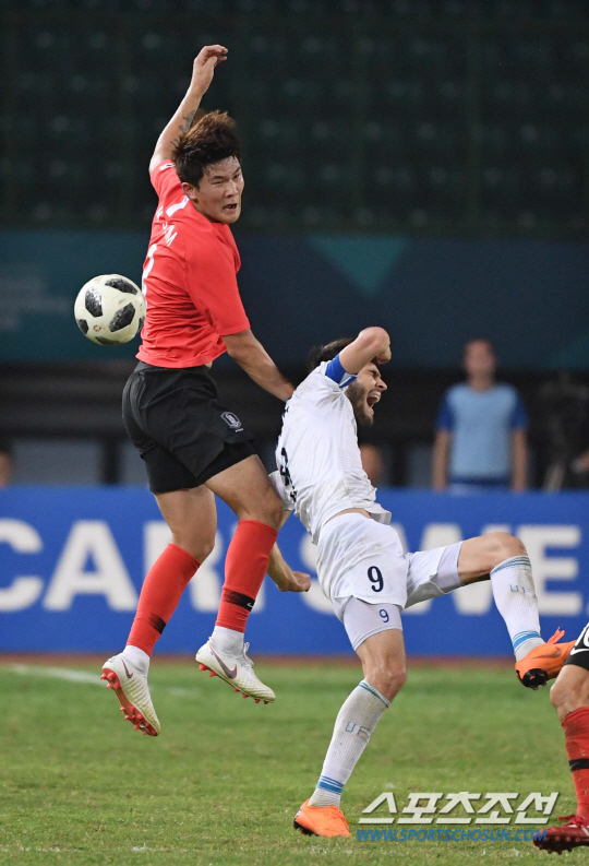 2018 자카르타-팔렘방 아시안게임 남자축구 8강 한국과 우즈베키스탄의 경기가 27일(한국시간) 인도네시아 브카시의 패트리어트 스타디움에서 스타디움에서 열렸다. 한국 김민재가 헤딩볼을 다투고 있다.  브카시(인도네시아)=김경민 기자 kyungmin@sportschosun.com /2018.08.27/