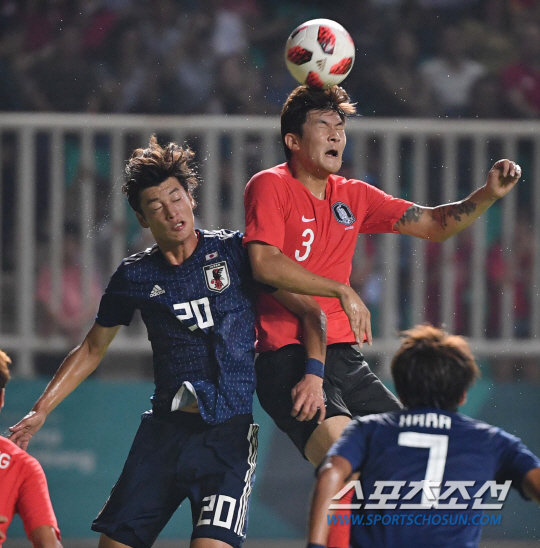 1일 오후 인도네시아 보고르 파칸사리 스타디움에서 '2018 자카르타 팔렘방 아시안게임' 남자 축구 결승전 한국과 일본의 경기가 열렸다. 한국 김민재가 볼을 다투고 있다.  보고르(인도네시아)=김경민 기자 kyungmin@sportschosun.com /2018.09.01/
