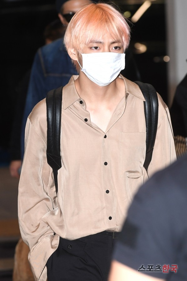 BTS Bue is leaving for Los Angeles via the Terminal #2 at Incheon International Airport for the performance of the World Tour LOVE YOURSELF on the afternoon of the 3rd.Meanwhile, BTS ranked second in the Billboard 200, the prestigious Billboard main album chart in United States of America.